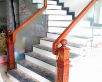 Cầu thang kính không trụ tay vịn gỗ tại Hưng Yên